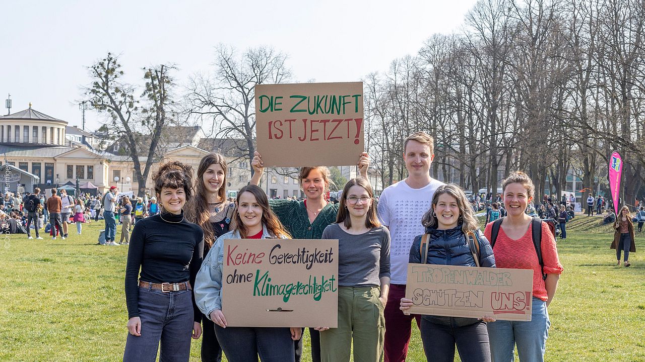 Junge Menschen auf einer Demo