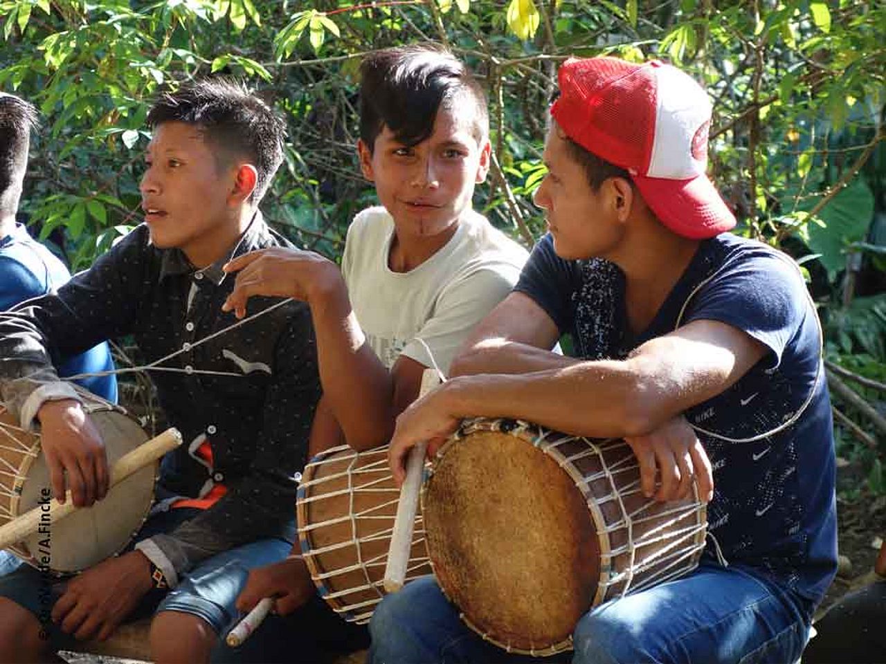 Jungendliche Indigene machen Musik ©OroVerde – A. Fincke