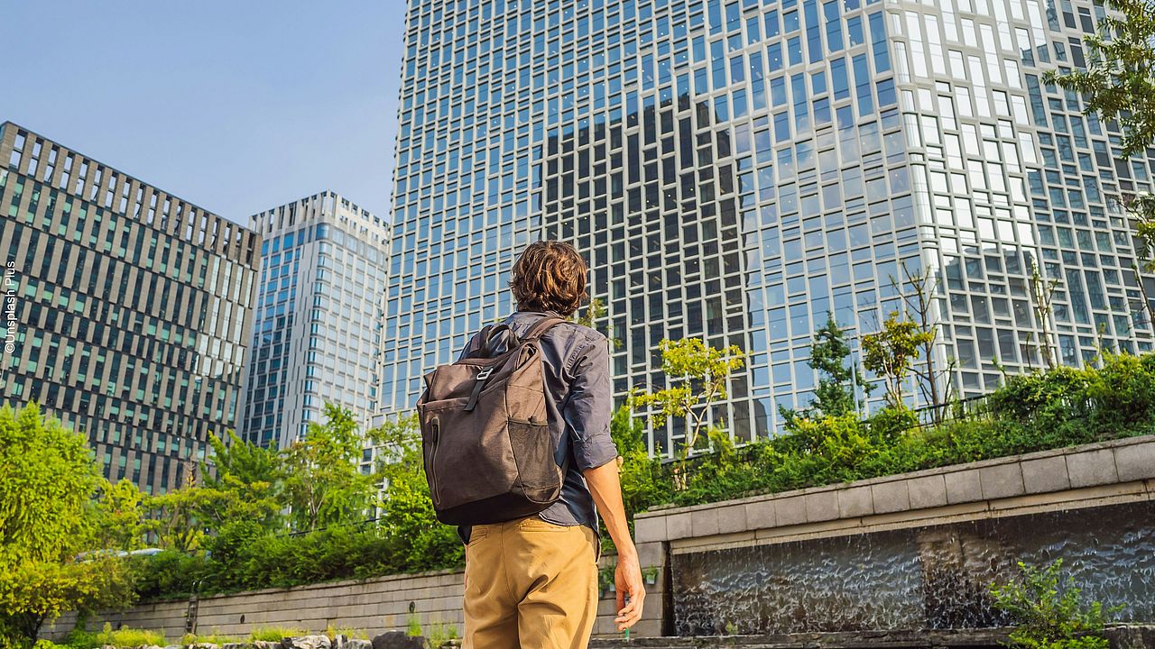 Ein junger Mann vor der Skyline von Seoul. ©Unsplash Plus