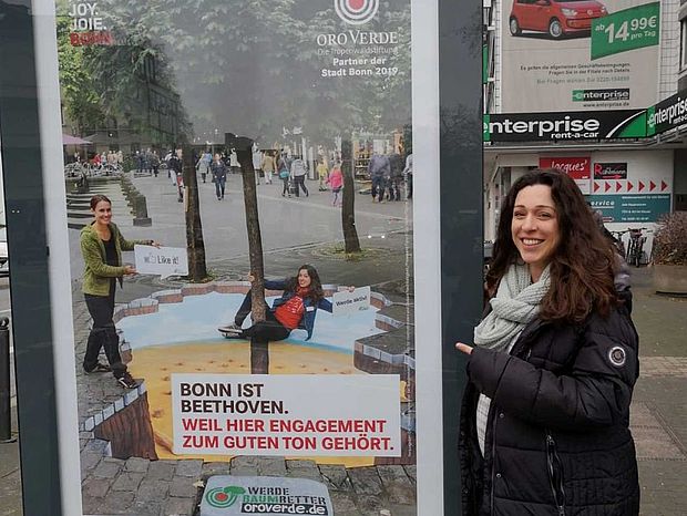 OroVerde-Mitarbeiterin Andrea Kracke-Berndorf freute sich sehr über die Veröffentlichung des Beethoven-Kampagnen-Plakats der Stadt Bonn. Auch ihr Ideenreichtum floss in den Slogan mit ein. ©OroVerde