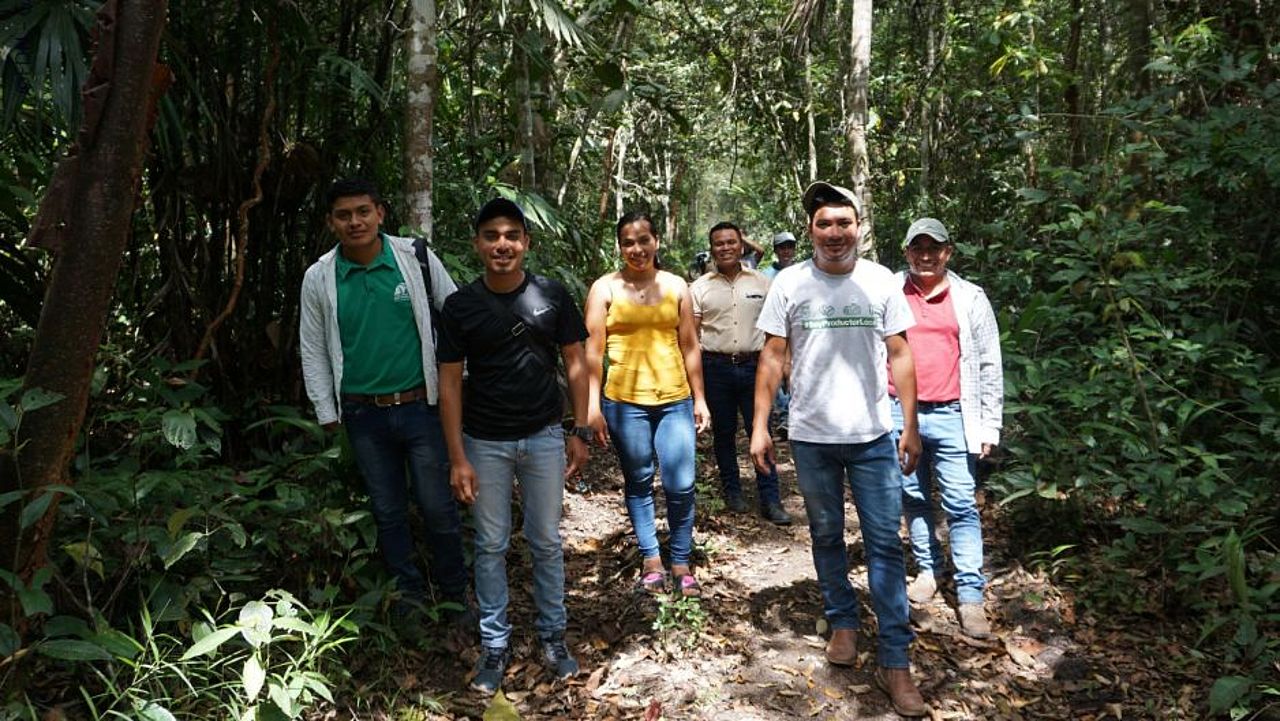 Gruppe Jugendlicher läuft durch den Regenwald ©FDN – G. Espina