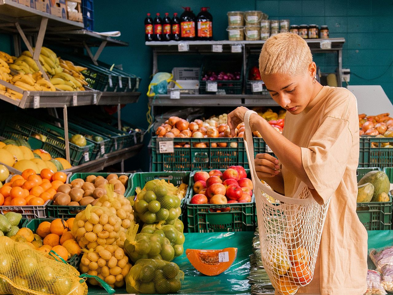 Eine junge Frau kauft frisches Obst und Gemüse ein. ©Felllipe Ditadi - Unsplash+