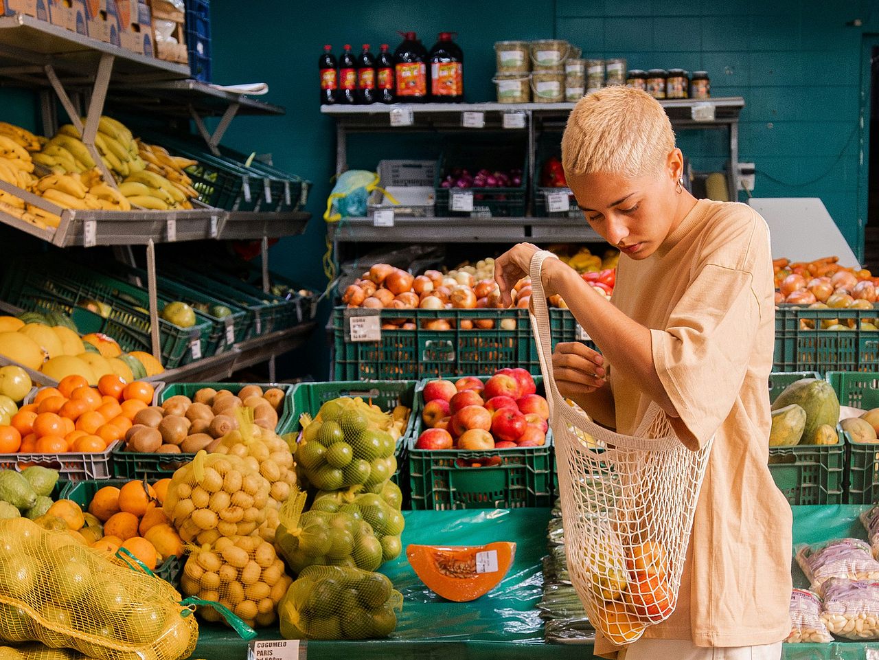 Eine junge Frau kauft Obst und Gemüse auf dem Markt ein ©Fellipe Ditadi via Unsplash+ 