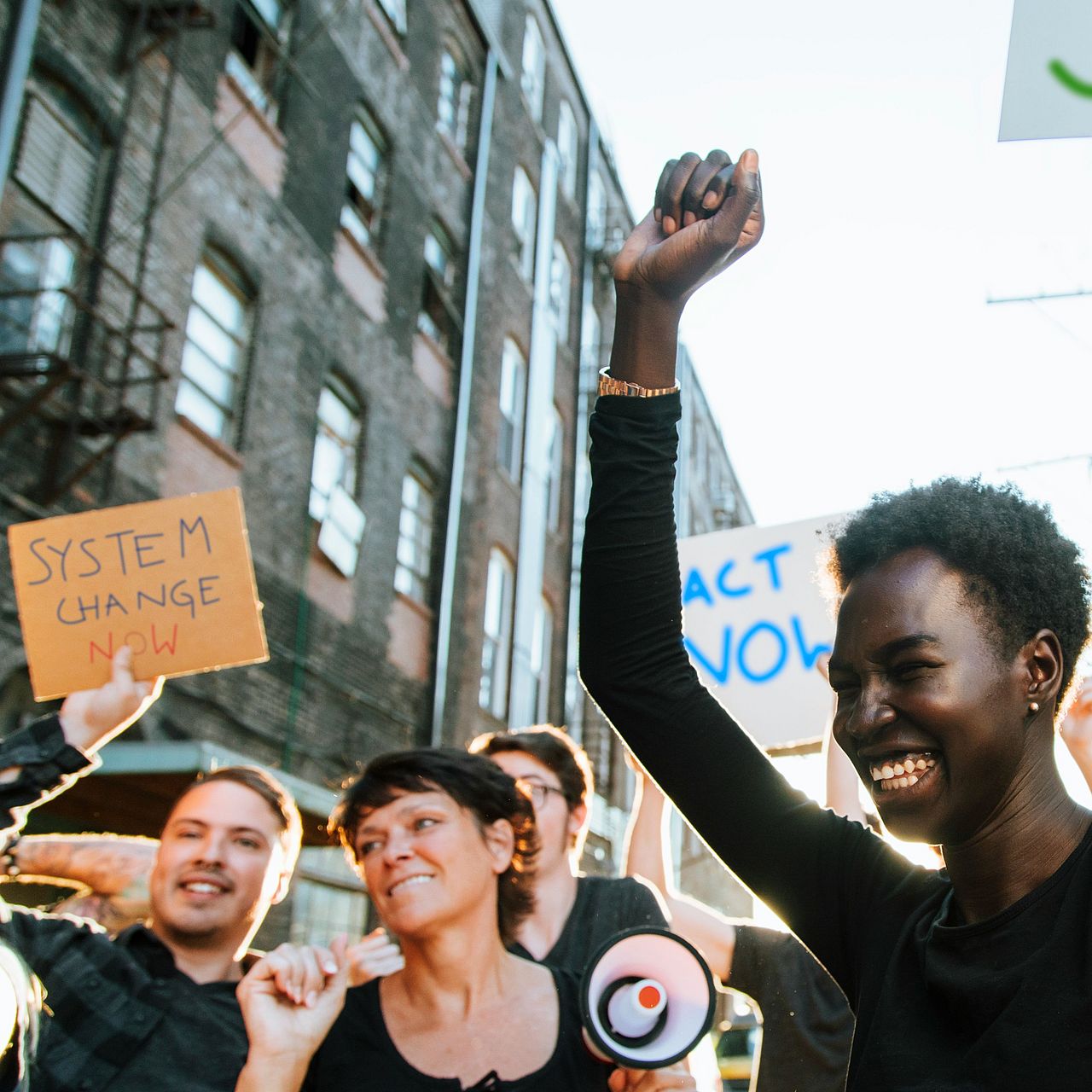 Junge Menschen auf einer Demo ©Unsplash Plus