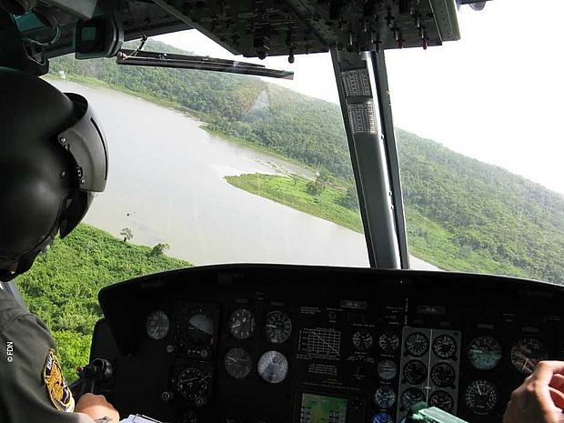 Kontrollflug über den Regenwald