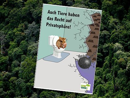 Eine Postkarte mit einem Hamster auf einer Toilette. Es steht drauf: Auch Tiere haben das Recht auf Privatsphäre!