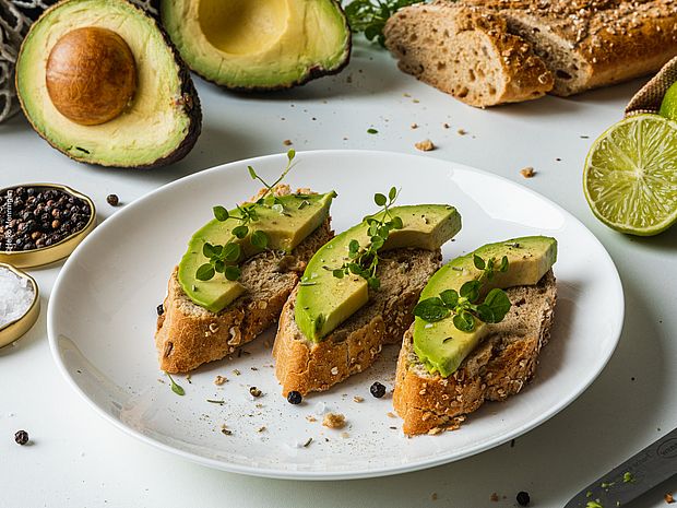 Avocadotoast auf einem Teller angerichtet ©Heiko Menningen