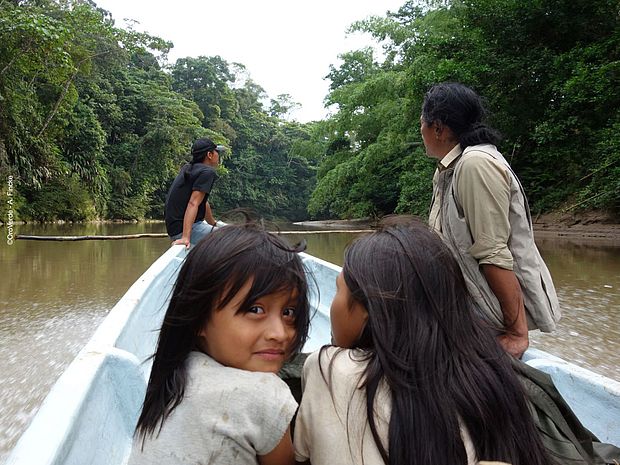 Zwei Mädchen vom Volk der fahren in einem Boot den Fluss entlang©A. Flincke 