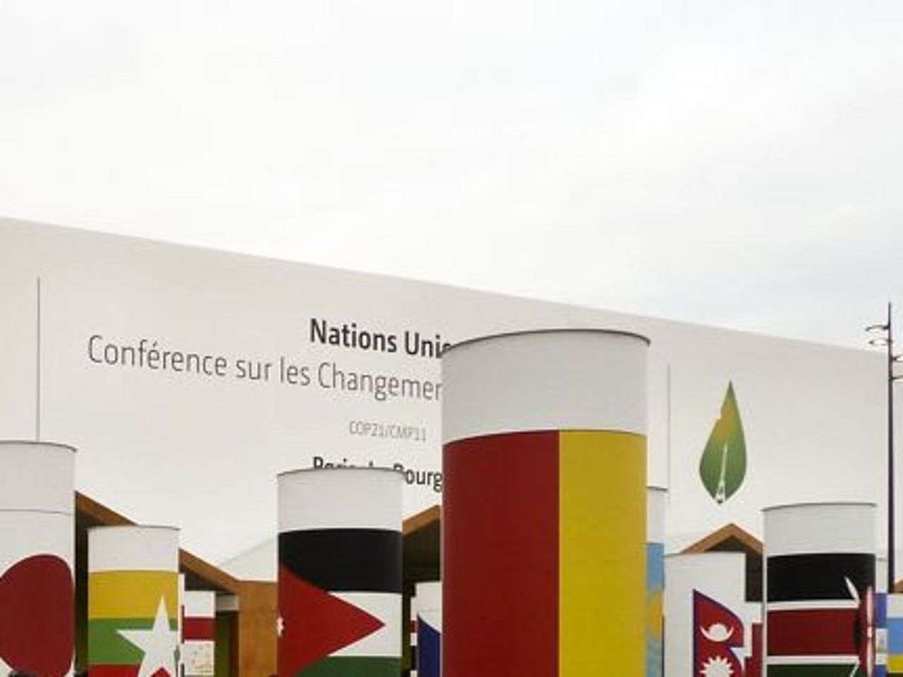 Flaggensäulen vor der Cop21 ©OroVerde -fc