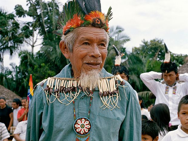 In Sarayaku: Ein Mann mit traditionellem Schmuck. ©K. Mouratidi