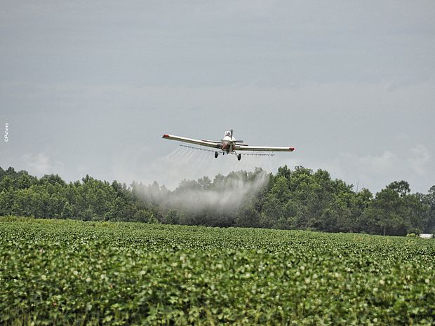 Ein Flugzeug sprüht ein Feld mit Glyphosat ©Pxhere