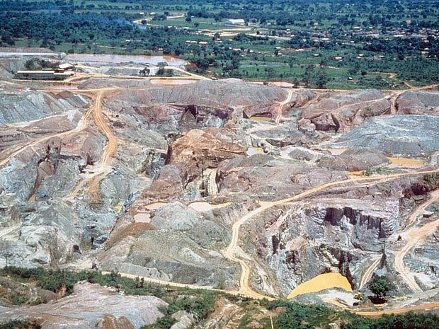 Statt weiterhin den Goldabbau zu dulden, kann auch auf bereits vorhandenes Gold zurückgegriffen werden. Sozusagen Schmuck-Recycling.