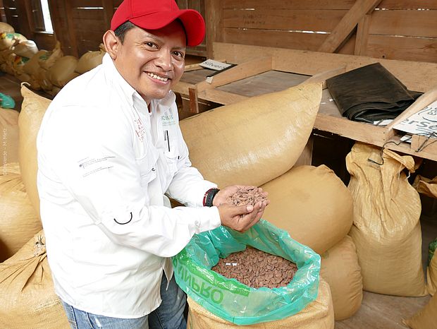 Kakao-Bauer mit einem Sack getrockneter Kakaobohnen