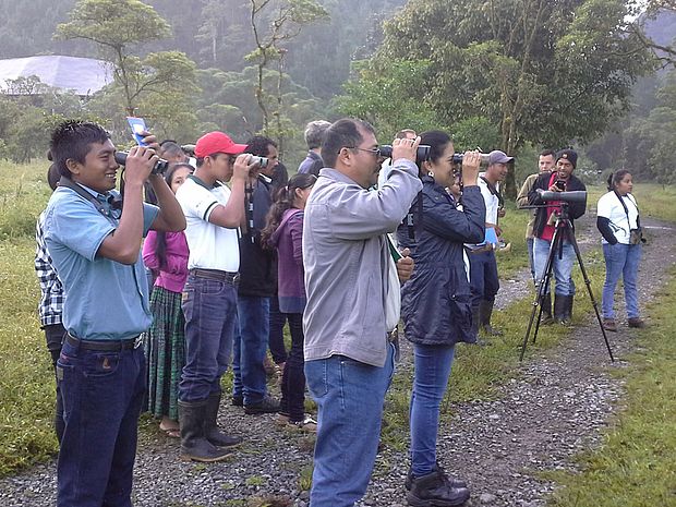 Mit Fotoapparat und Kamera "bewaffnet" geht eine Tourismus-Gruppe auf die Jagd nach dem perfekten  Foto