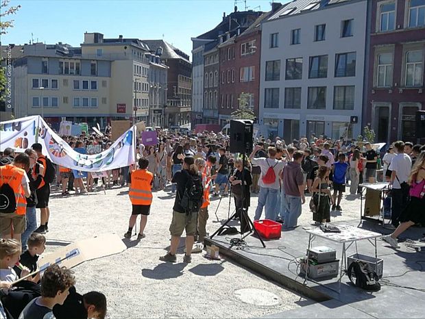 Sieger*innen des Aktionswettbewerbs 2023 - sie protestieren vor dem Rathaus in Aachen ©4. Aachener Gesamtschule