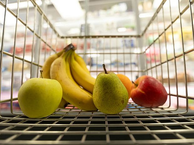 Bananen und Obst im Einkaufwagen