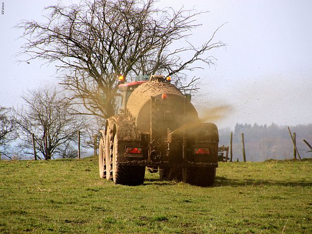 Als Zulieferer der industriellen Massentierhaltung hat die industrielle Landwirtschaft einen starken Einfluss auf das Klima, die Umwelt und die Biodiversität