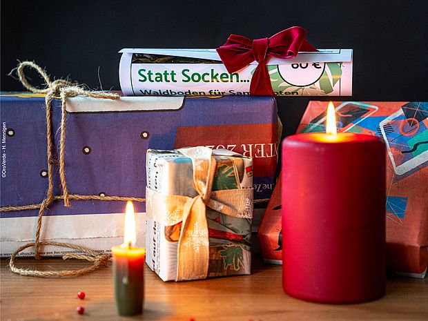 Geschenke aus recyceltem Geschenkpapier und Geschenkurkunden 