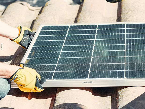 Eine Solaranlage wird auf einem Dach installiert ©Pexels